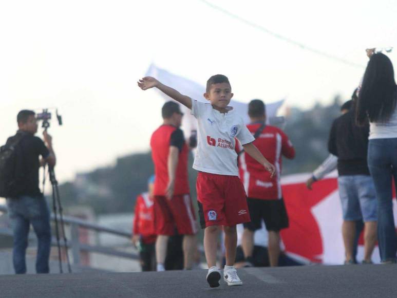 ¡Llegó el bicampeón! La impresionante entrada de la Ultra Fiel para el debut de Olimpia ante Real España