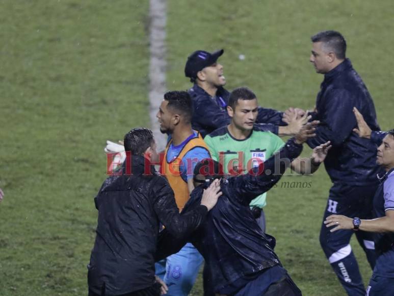 Insultos y golpes: Así fue la pelea entre Diego Vázquez y el técnico canadiense al finalizar el partido (FOTOS)