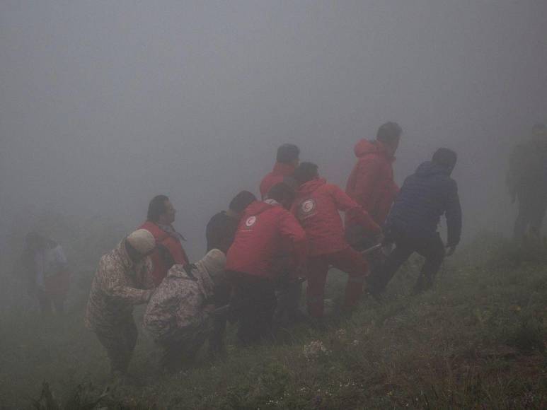 Imágenes del rescate de cuerpos de accidente de helicóptero donde murió presidente iraní