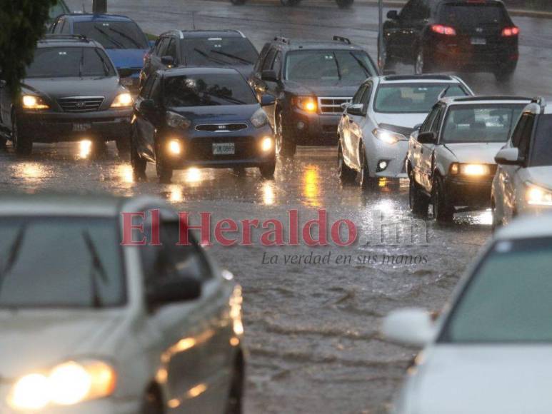 Caos y vulnerabilidad: así luce la capital tras varios minutos de lluvia