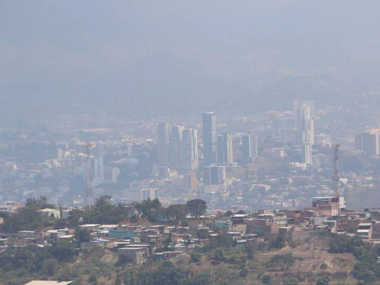 Humo y bruma de incendios forestales contaminan los cielos de la ciudad capital