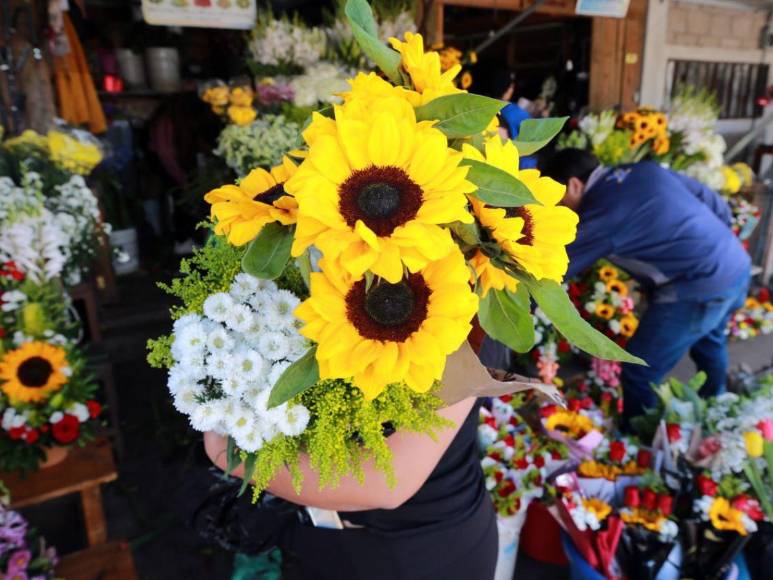 Flores, chocolates y peluches: calles de Tegucigalpa se llenan de detalles previo al Día de San Valentín