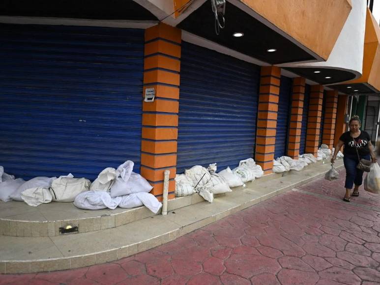 Belice se prepara para embate del huracán Lisa tras su paso por zona insular de Honduras