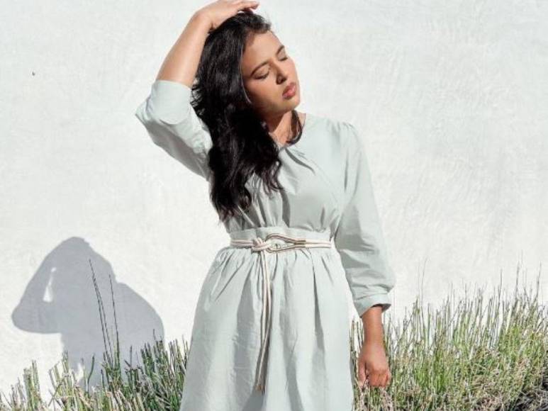 Así es Kerlyn, modelo y una de las hermanas de Cesia Sáenz más parecida a la cantante