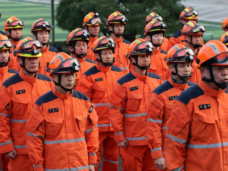 En una carrera contrarreloj, socorristas buscan sobrevivientes tras sismos en Turquía y Siria