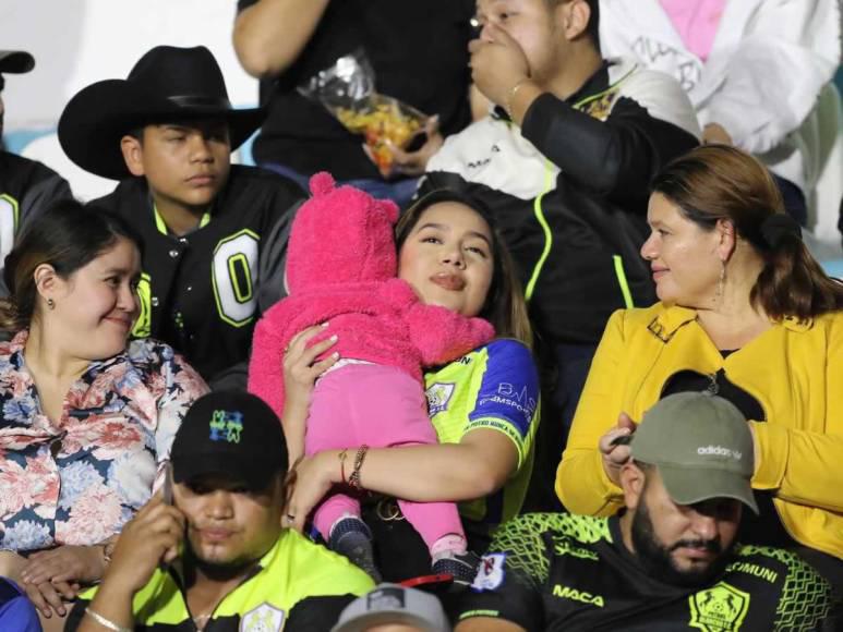 Bellas damas engalanaron el Olancho FC vs Olimpia: Esposa de futbolista causó furor Bellas damas engalanaron el Olancho FC vs Olimpia: Esposa de futbolista causó furor