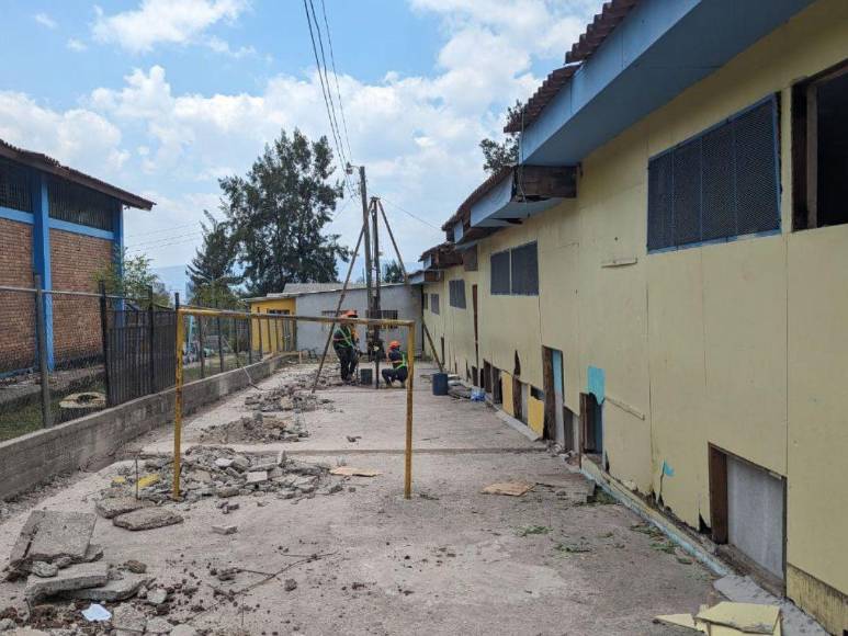Antes y después de la Escuela Experimental de la UNAH reconstruida por Shin Fujiyama