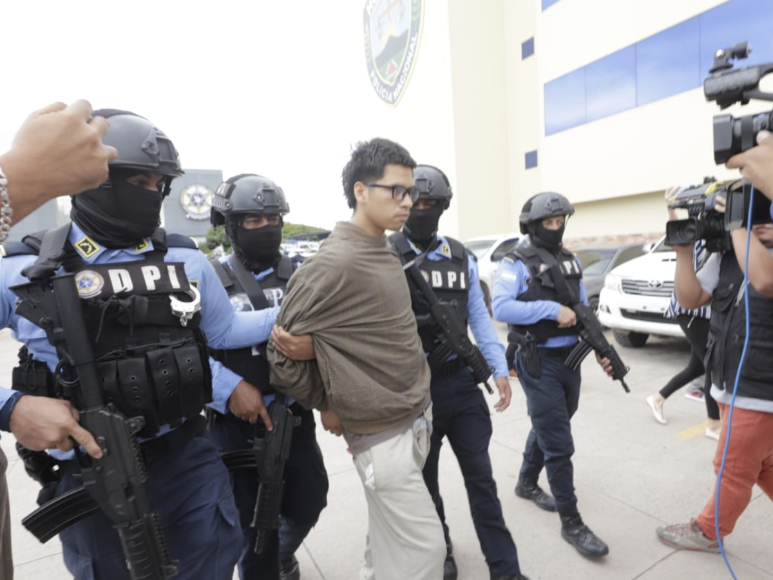 Con “señas de la 18” y patadas, así fue trasladado sexto acusado por crimen en mudanza