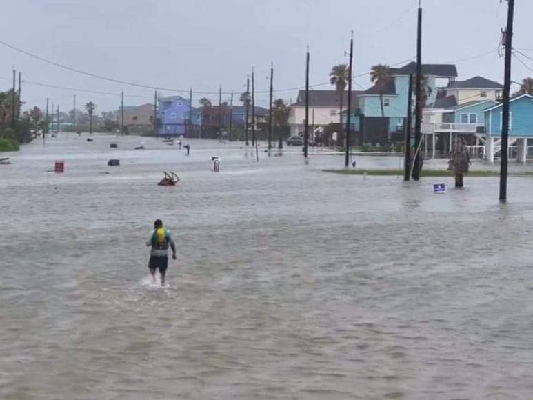 Tormenta Alberto inunda a Surfside Beach en Texas y avanza hacia México