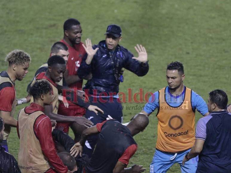 Insultos y golpes: Así fue la pelea entre Diego Vázquez y el técnico canadiense al finalizar el partido (FOTOS)