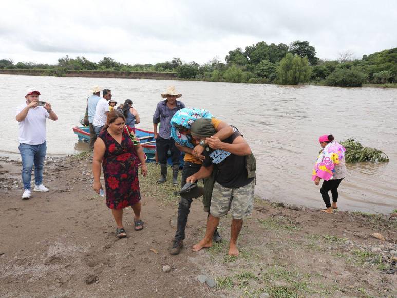 Enfermos cruzan en balsas: dramática situación por inundaciones en el sur de Honduras