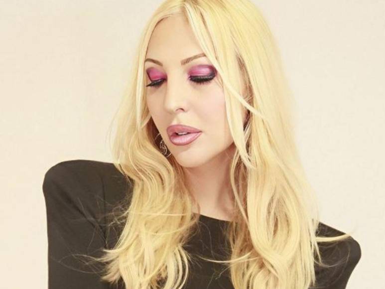 Así es Christina Rapado, la exnovia de Camilo Blanes que lo defiende ante críticas por su cambio de identidad