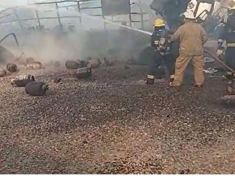 Las imágenes que dejó la potente explosión en planta de gas en Atlántida y que dejó tres heridos