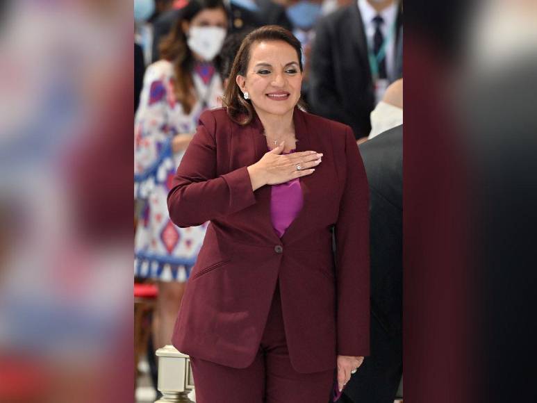 Chaqueta y colores neutros, el estilismo dominante de Xiomara Castro en sus comparecencias públicas