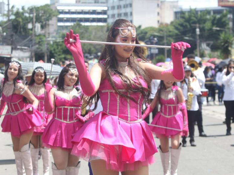Al estilo Barbie, palillonas del Moderno se lucen en los desfiles patrios