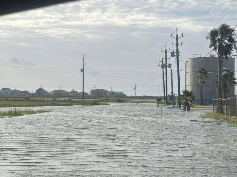 Tormenta Alberto inunda a Surfside Beach en Texas y avanza hacia México