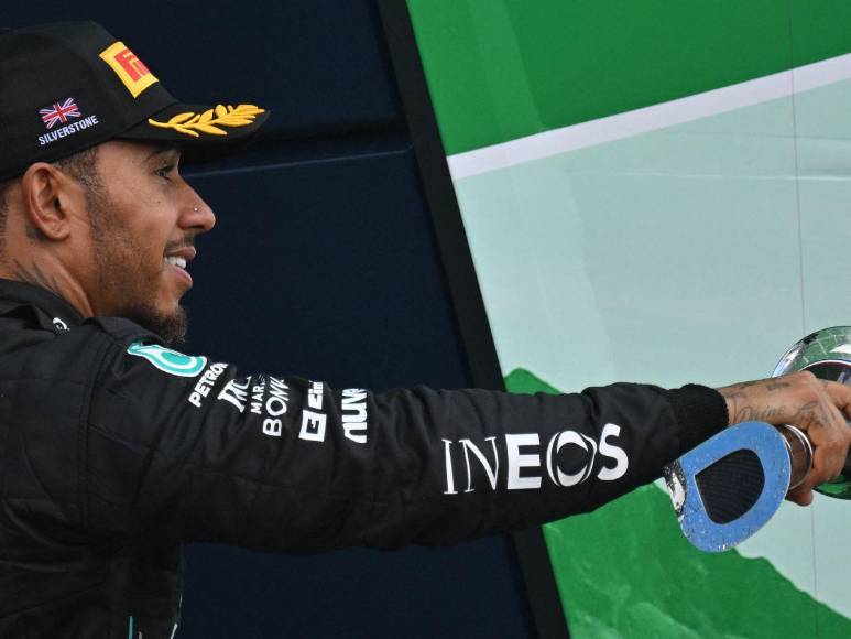 Captan a Lewis Hamilton con famosa mexicana en un yate ¿Y Shakira?