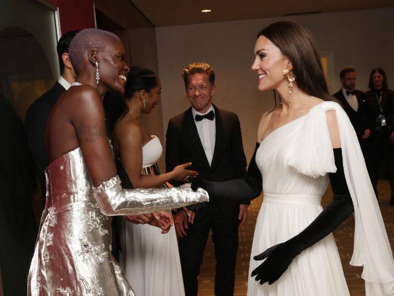 Con un vestido repetido, Kate Middleton luce espectacular look en los premios BAFTA