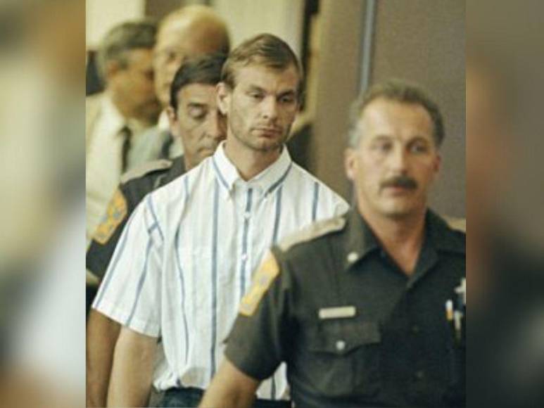 Cómo fueron los últimos días de vida de Jeffrey Dahmer, el asesino serial que sembró el terror en Milwaukee