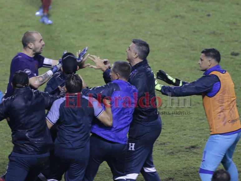 Insultos y golpes: Así fue la pelea entre Diego Vázquez y el técnico canadiense al finalizar el partido (FOTOS)