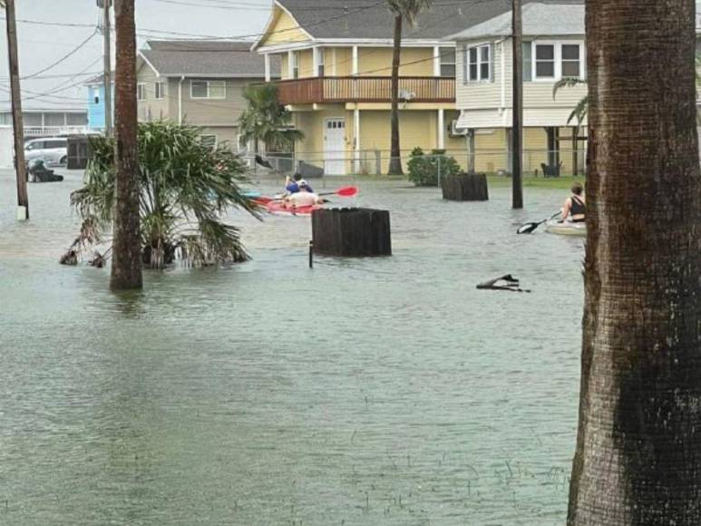 Tormenta Alberto inunda a Surfside Beach en Texas y avanza hacia México