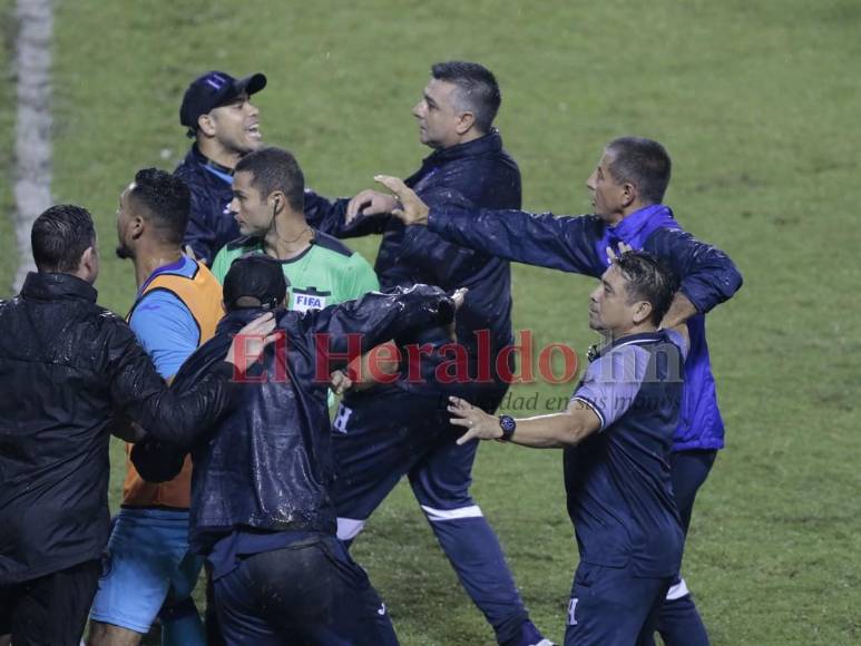 Insultos y golpes: Así fue la pelea entre Diego Vázquez y el técnico canadiense al finalizar el partido (FOTOS)