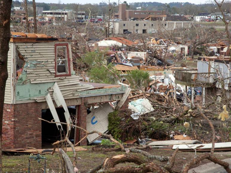 Las devastadoras imágenes del tornado que dejó varios muertos en Estados Unidos