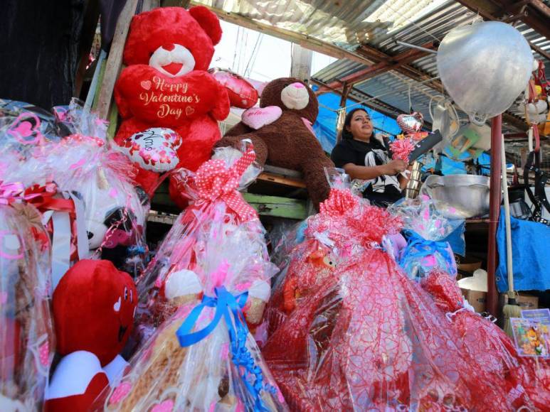 Flores, chocolates y peluches: calles de Tegucigalpa se llenan de detalles previo al Día de San Valentín