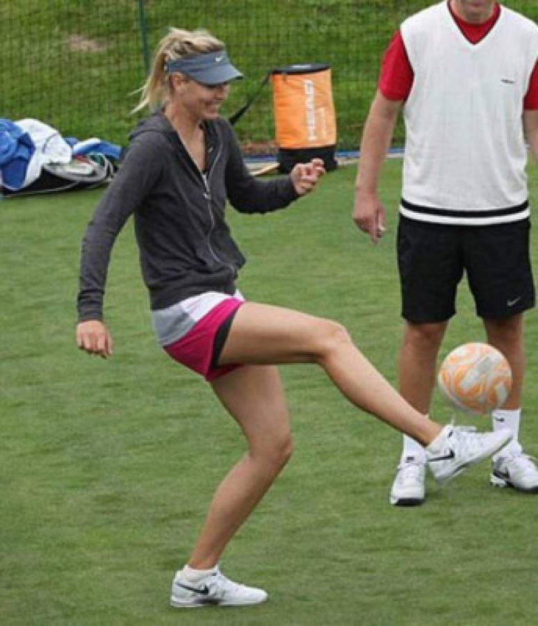 La talentosa y bella Sharapova juega fútbol
