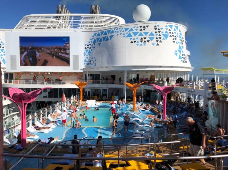 Así es el “Wonder of the Seas”, el crucero más grande del mundo que llegó a Roatán