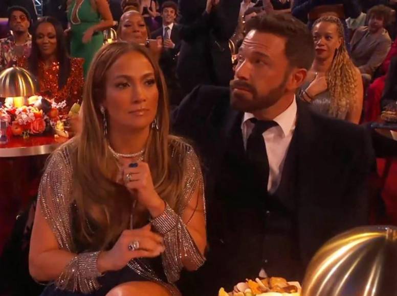 ¿Ben Affleck estuvo aburrido en los Grammy? Su cara causó revuelo en las redes