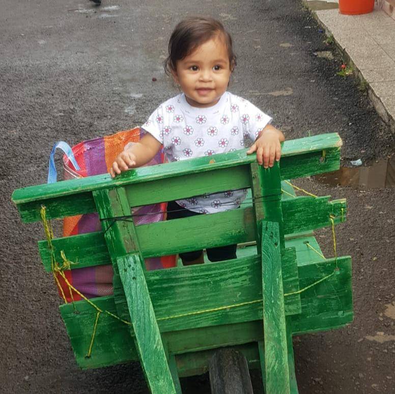 $!Ana Lourdes Rivera de apenas tres años jugando en una carreta