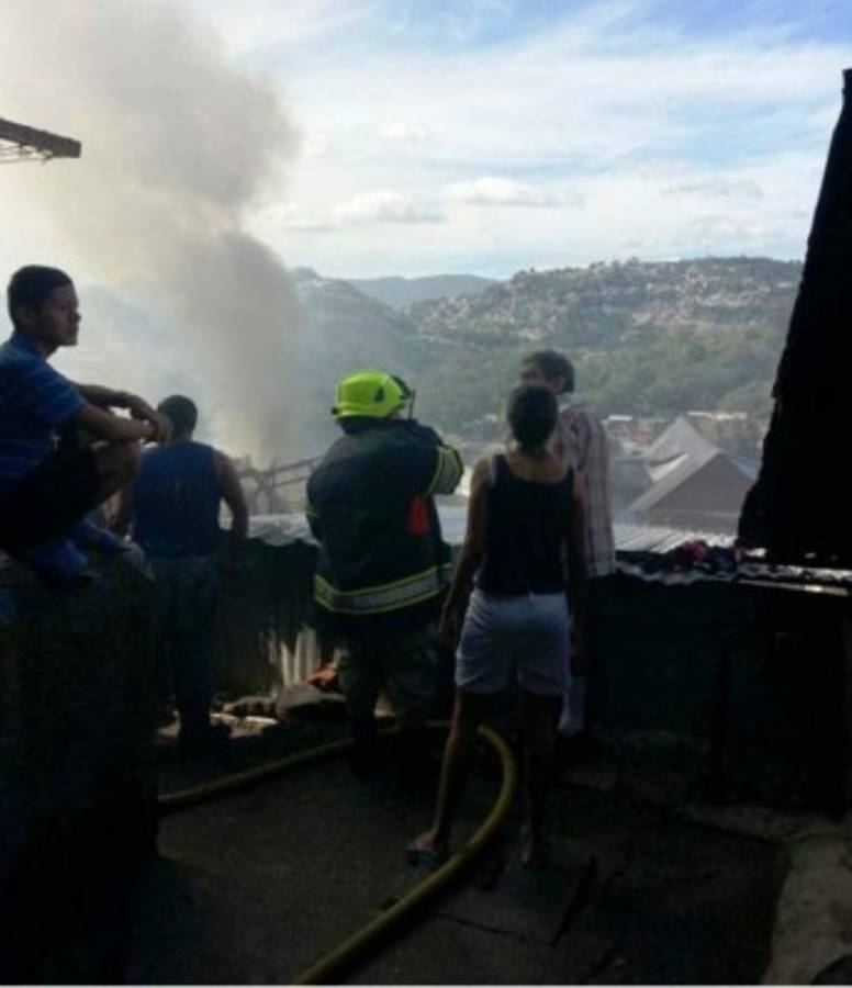 Honduras: Incendio en la Divanna consume cuatro viviendas