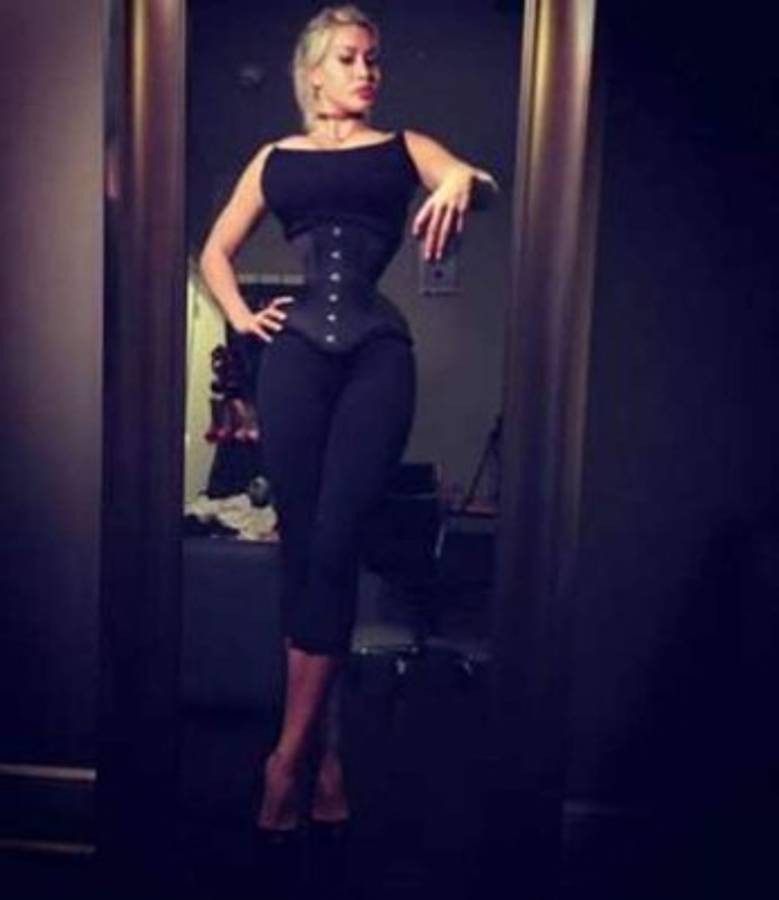 Ella se quitó seis costillas para parecer una caricatura