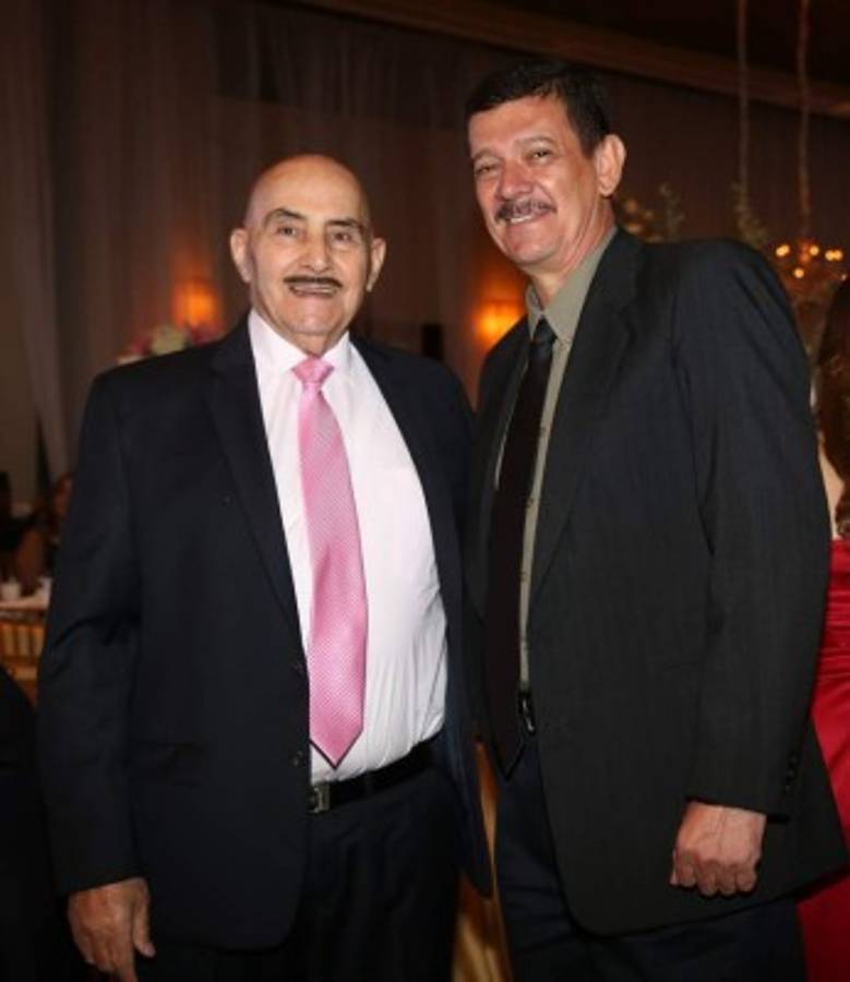 Júbilo y despedida en la elegante fiesta para los seniors de la Elvel School