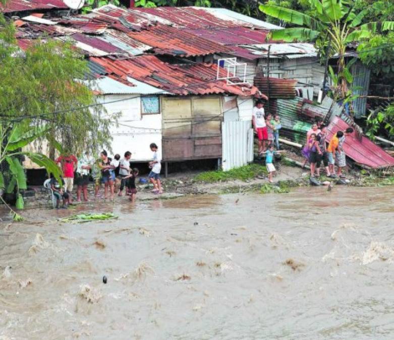 Imprudencia: Hondureños que retaron a la naturaleza cruzando ríos en temporada de lluvias