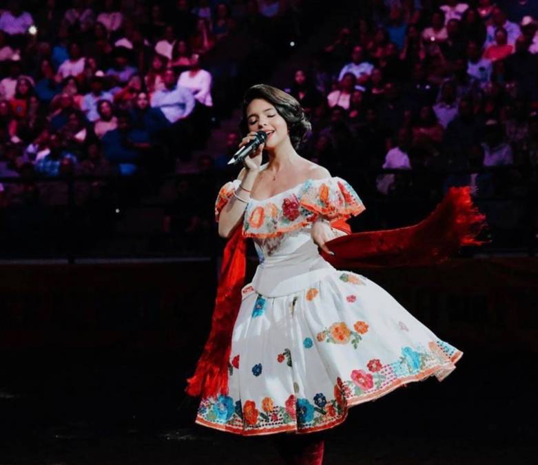 FOTOS: ¿Cuánto cuestan y quién hace los espectaculares vestidos de Ángela Aguilar?