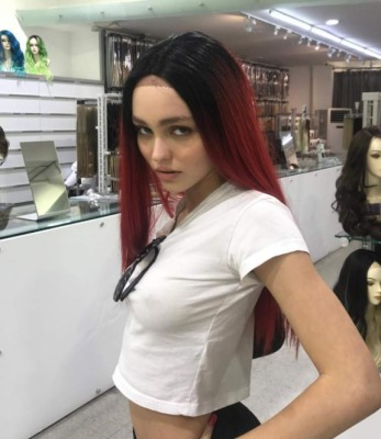 Atrevido topless de la hija de Johnny Depp deja a los seguidores de Instagram boquiabiertos