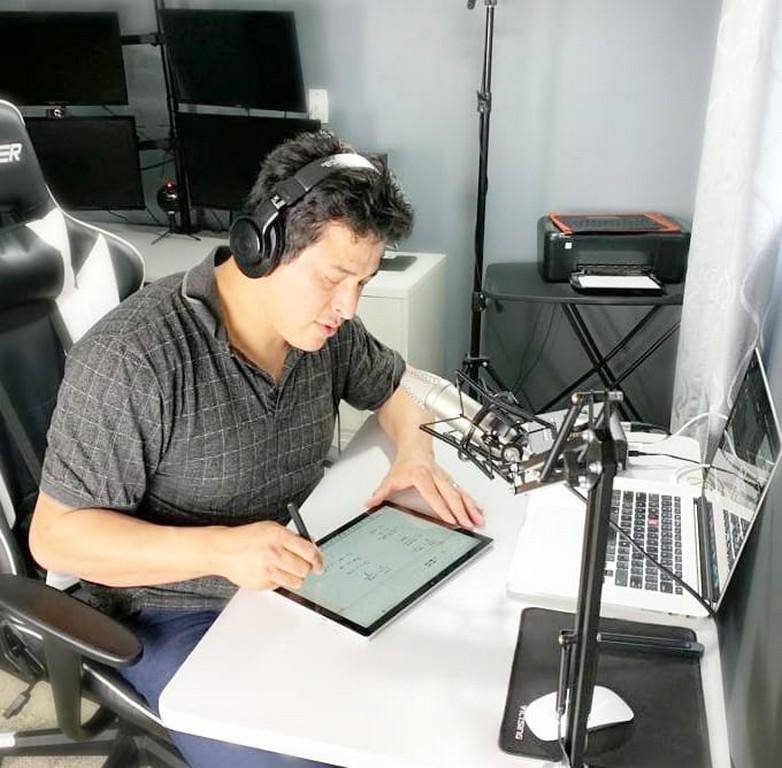 El joven dedica horas y horas para crear su contenido y poder brindarlo a sus suscriptores.