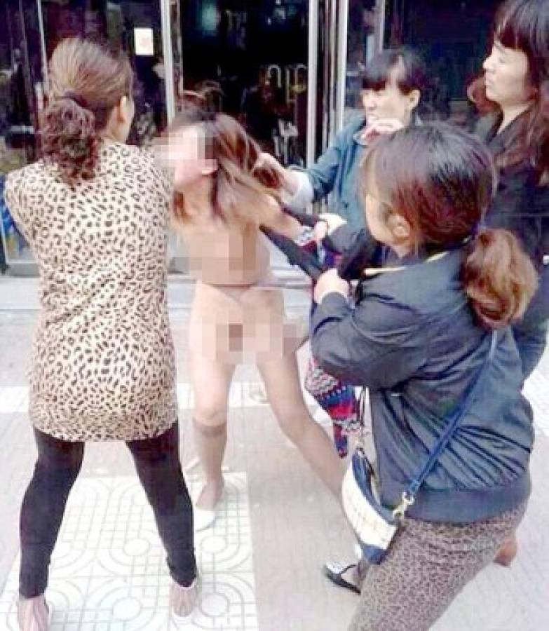 Golpean y desnudan a mujer en plena calle