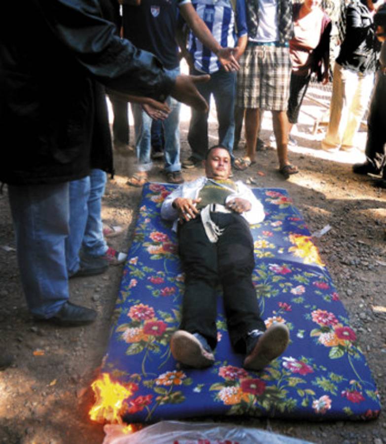 Trasladan cuerpos de víctimas en incendio de penal hondureño a la Academia de Policía