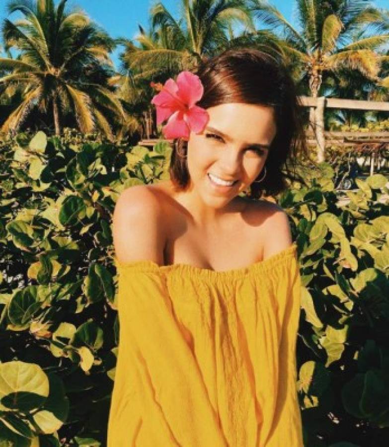 La youtuber mexicana Yuya sorprende a sus fanáticos con diminuto bikini amarillo