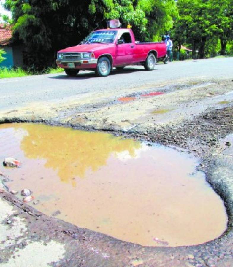 Lluvias agudizan mal estado de la carretera que conduce al sur