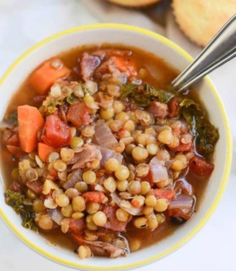 Receta: Sopa de lentejas con chuleta ahumada ¡una opción diferente!