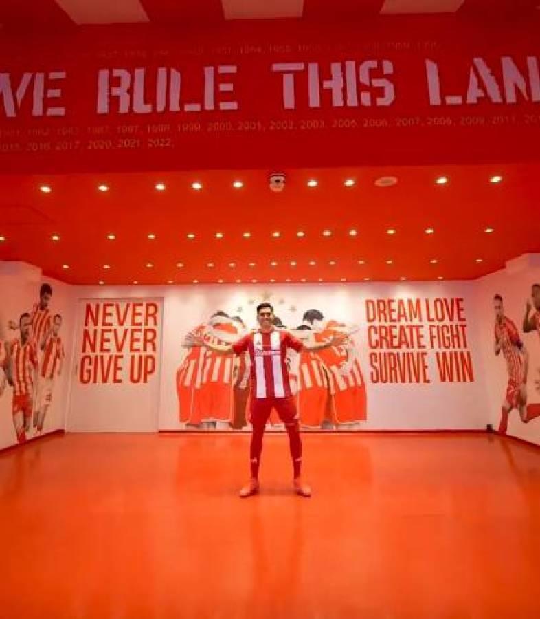 Luis Palma es presentado con el Olympiacos de Grecia al lado de lujoso carro