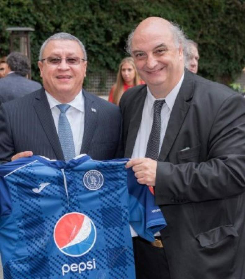 Pablo Garzonio, máximo coleccionista de camistas de fútbol en el mundo suma la de Motagua
