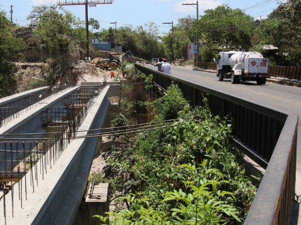 El proyecto de ampliación del puente Germania avanza con la colocación de vigas, etapa clave para la obra que beneficiará a miles de vehículos diarios en la capital.