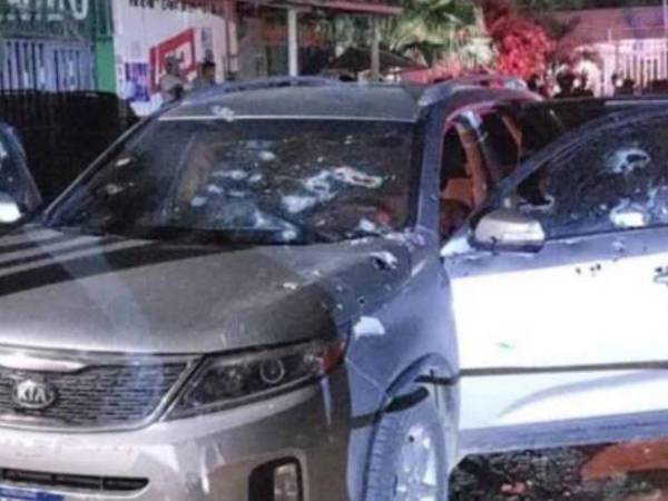 La pareja quedó tendida dentro del automotor.