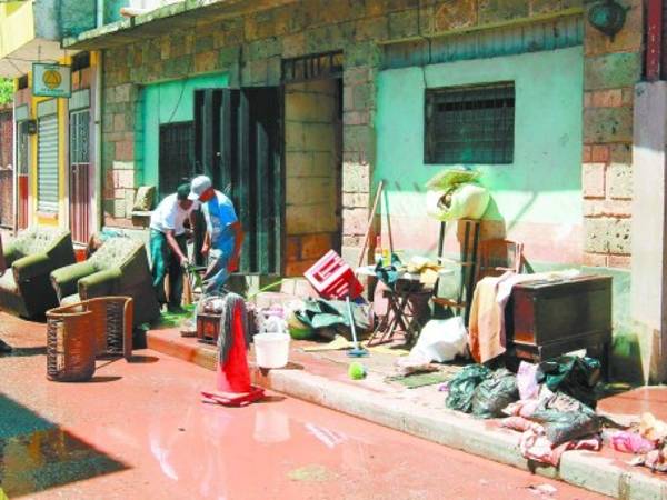 En al barrio La Hoya se realizaron operativos de limpieza en viviendas, al igual que tragantes. Foto: Alejandro Amador/EL HERALDO.