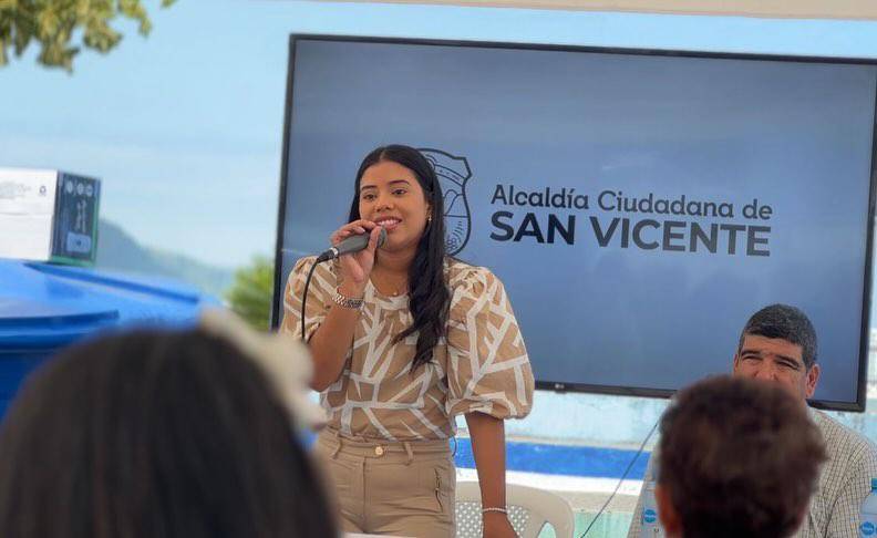 Asesinan a la alcaldesa más joven de Ecuador junto a comunicador